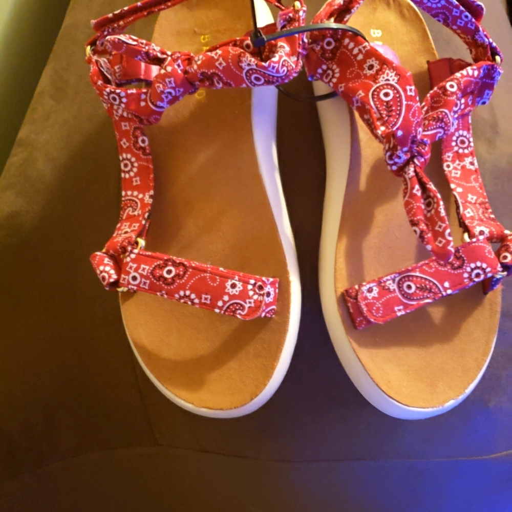 Bandana velcro sandals.